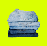 Imagem de calças jeans de cor azul fosco e calças jeans  de cor de azul escuro, as calças jeans de amabas as tonalidades estão dobradas numa pilha de clças jeans, com fundo verde neon