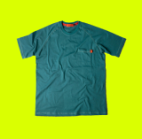 Imagem de camiseta verde escura com bolso na altura do peito esquerdo e fundo de cor de verde neon