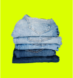 Imagem de calças jeans de cor azul fosco e calças jeans  de cor de azul escuro, as calças jeans de amabas as tonalidades estão dobradas numa pilha de clças jeans, com fundo verde neon