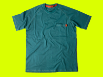 Imagem de camiseta verde escura com bolso na altura do peito esquerdo e fundo de cor de verde neon